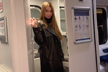 Ты чё, мужик, подглядывал? Ну-ка пойдём в туалет, трахнешь меня Ты чё, мужик, подглядывал? Ну-ка пойдём в туалет, трахнешь меня