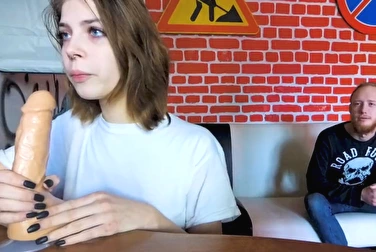 Учится минету с членом друга, чтобы порадовать любимого Антона Учится минету с членом друга, чтобы порадовать любимого Антона