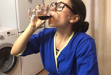 Мамочка выпила для храбрости и сыграла с сыном во взрослую игру Мамочка выпила для храбрости и сыграла с сыном во взрослую игру