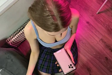 На лице и волосах сперма отца, зато заслужила новенький iPhone На лице и волосах сперма отца, зато заслужила новенький iPhone